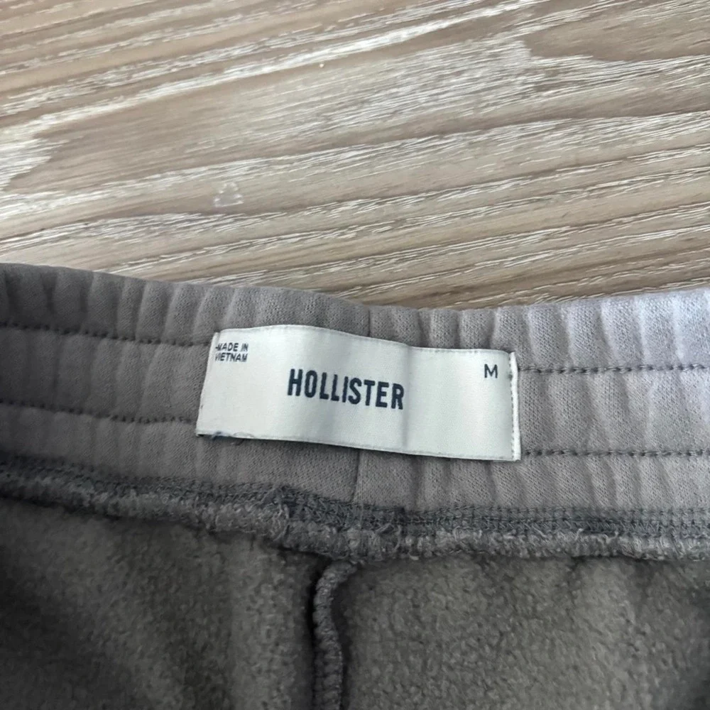 Vintage Y2K/2000s Baggy Grey Hollister Skater Sweatpants! Size M